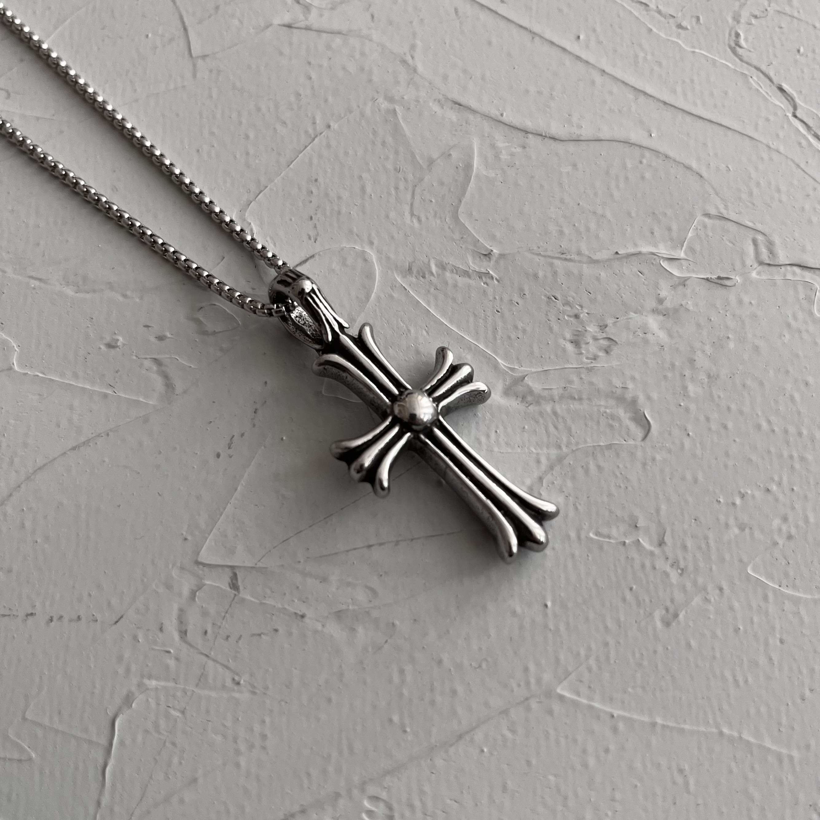 پلاک و زنجیر صلیب کروم هارتز (Chrome Hearts)