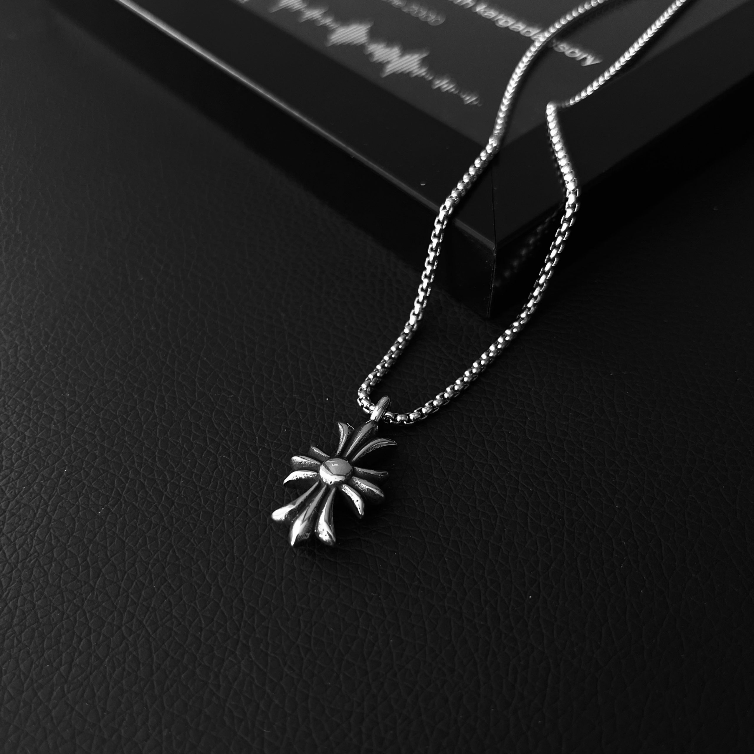 پلاک و زنجیر کروم هارتز(Chrome Hearts)